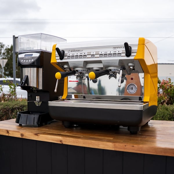 Appia II 10 Amp Yellow Café Machine + Mythos Electronic Grinder