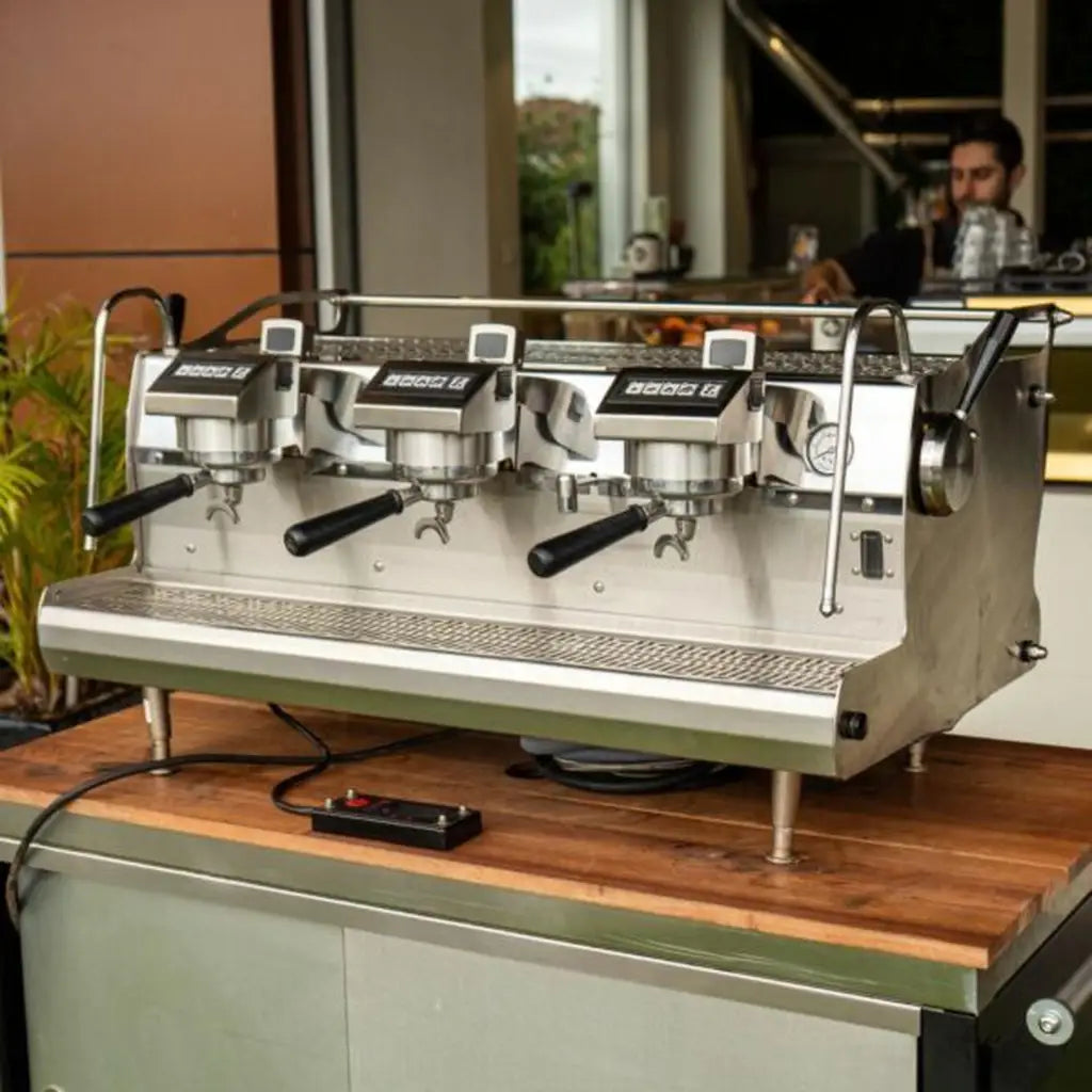 Immaculate 3 Group Synesso Sabre Volumetric Commercial