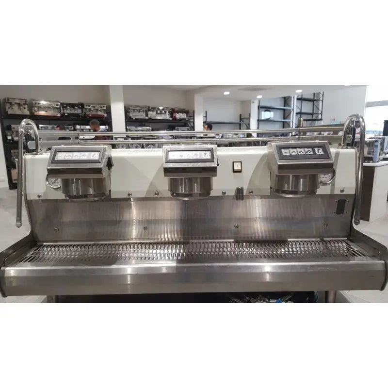 Pre-Owned 3 Group Synesso Sabre In white Commercial Coffee